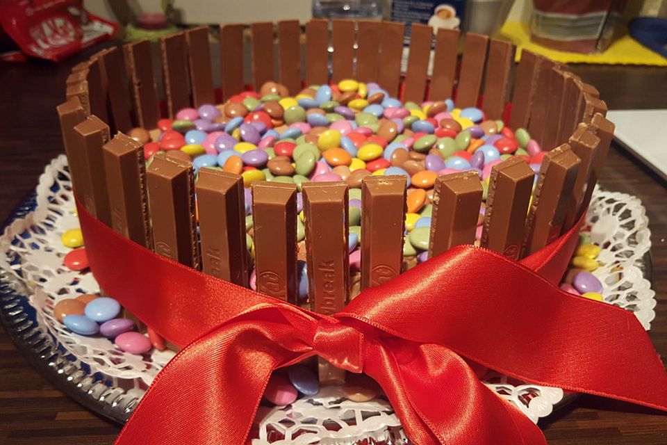 KitKat-Torte mit bunten Smarties