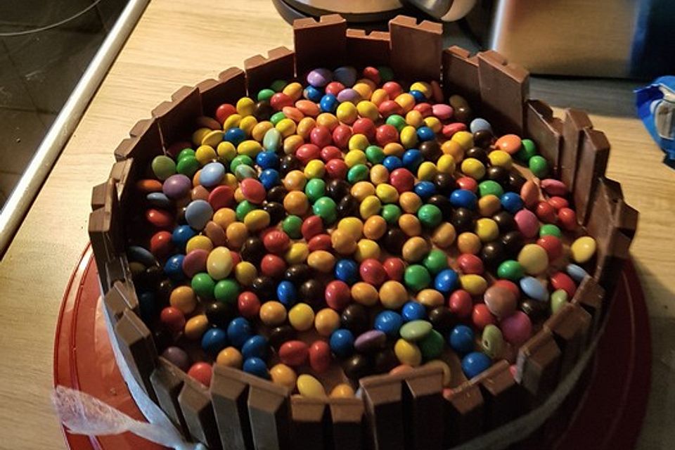 KitKat-Torte mit bunten Smarties