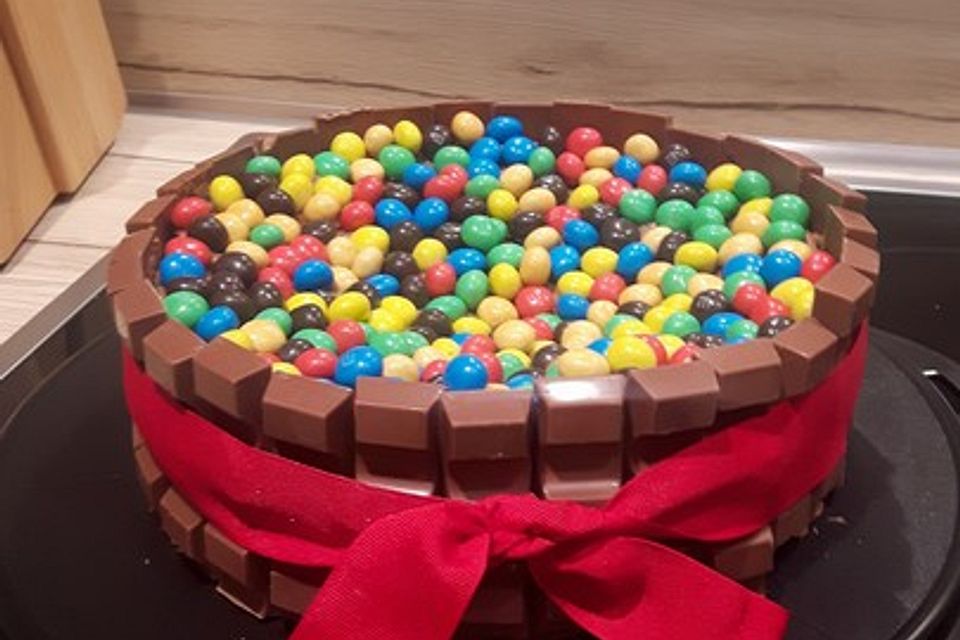 KitKat-Torte mit bunten Smarties