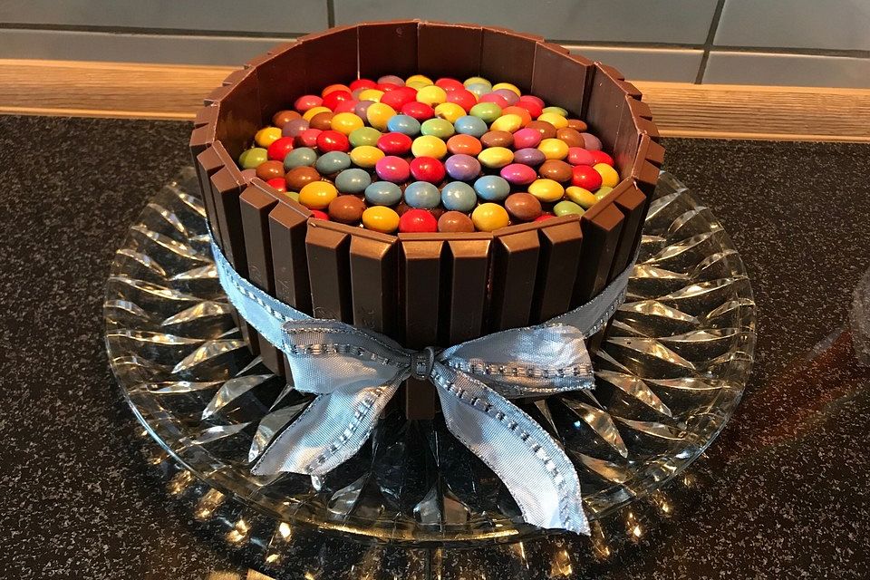 KitKat-Torte mit bunten Smarties