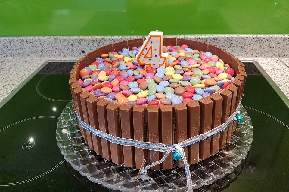 KitKat-Torte mit bunten Smarties