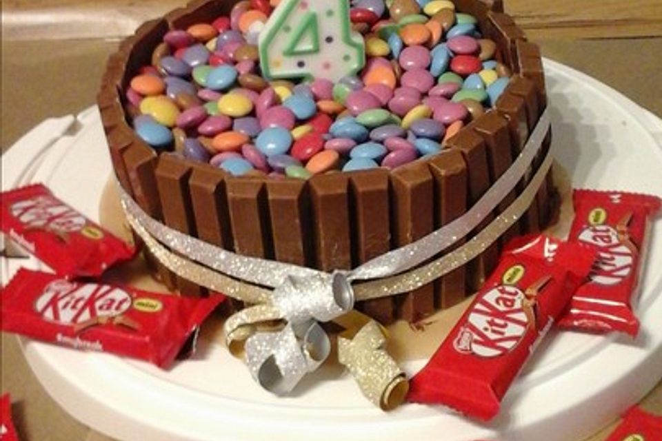 KitKat-Torte mit bunten Smarties