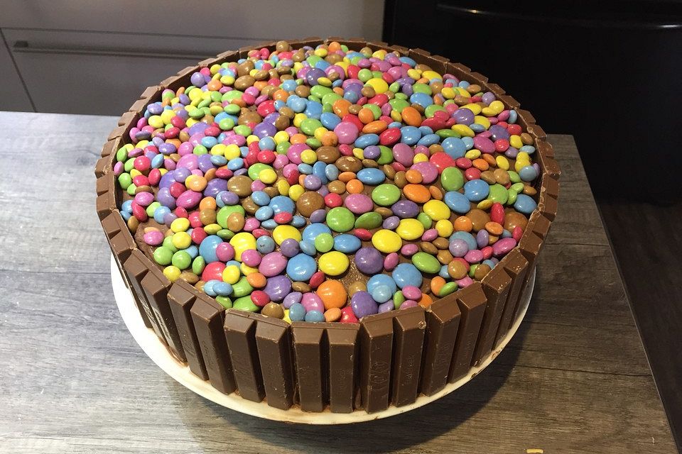 KitKat-Torte mit bunten Smarties