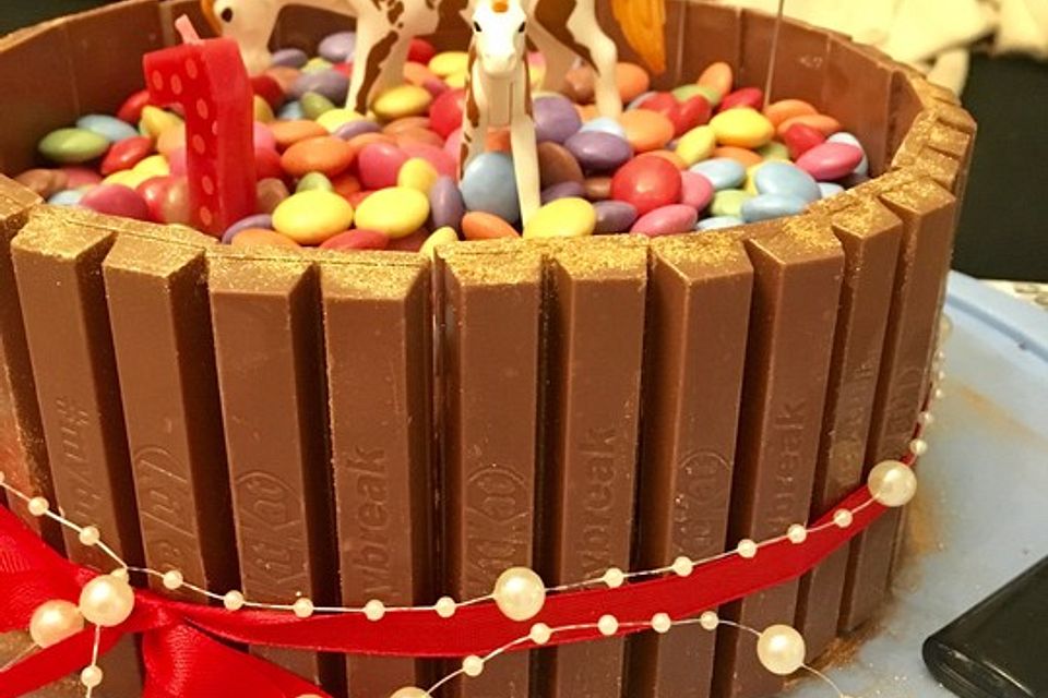 KitKat-Torte mit bunten Smarties