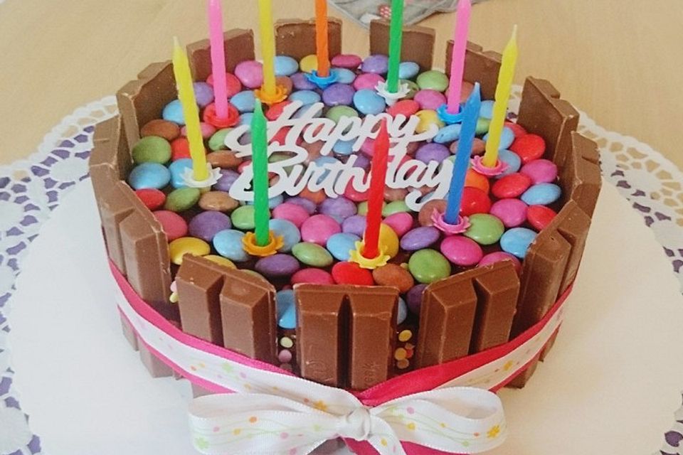 KitKat-Torte mit bunten Smarties