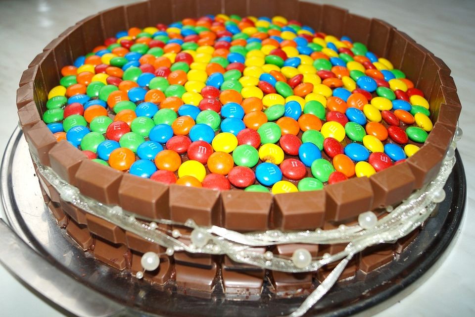 KitKat-Torte mit bunten Smarties