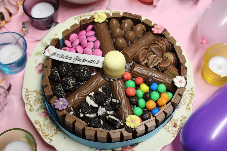 KitKat-Torte mit bunten Smarties