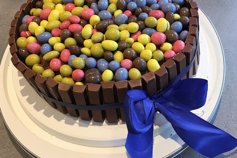 KitKat-Torte mit bunten Smarties