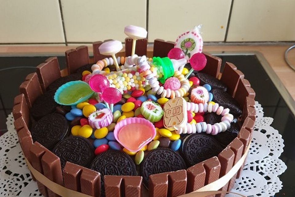 KitKat-Torte mit bunten Smarties