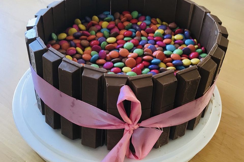 KitKat-Torte mit bunten Smarties