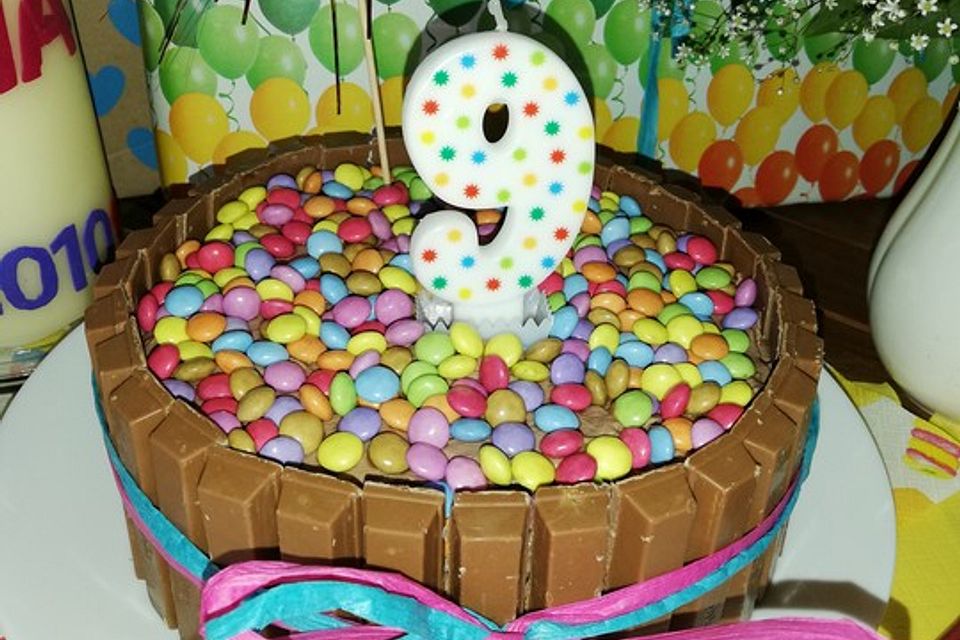 KitKat-Torte mit bunten Smarties