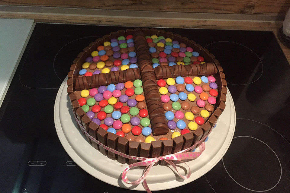 KitKat-Torte mit bunten Smarties