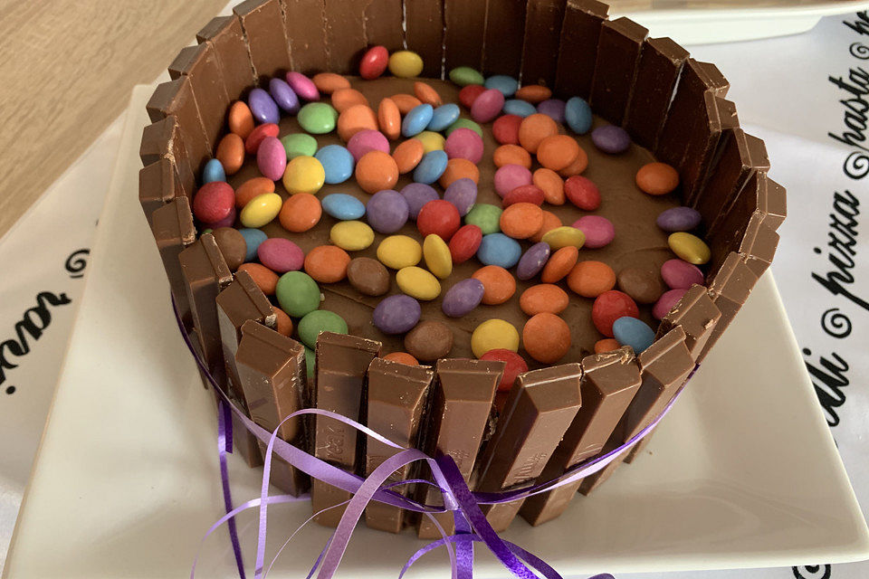 KitKat-Torte mit bunten Smarties