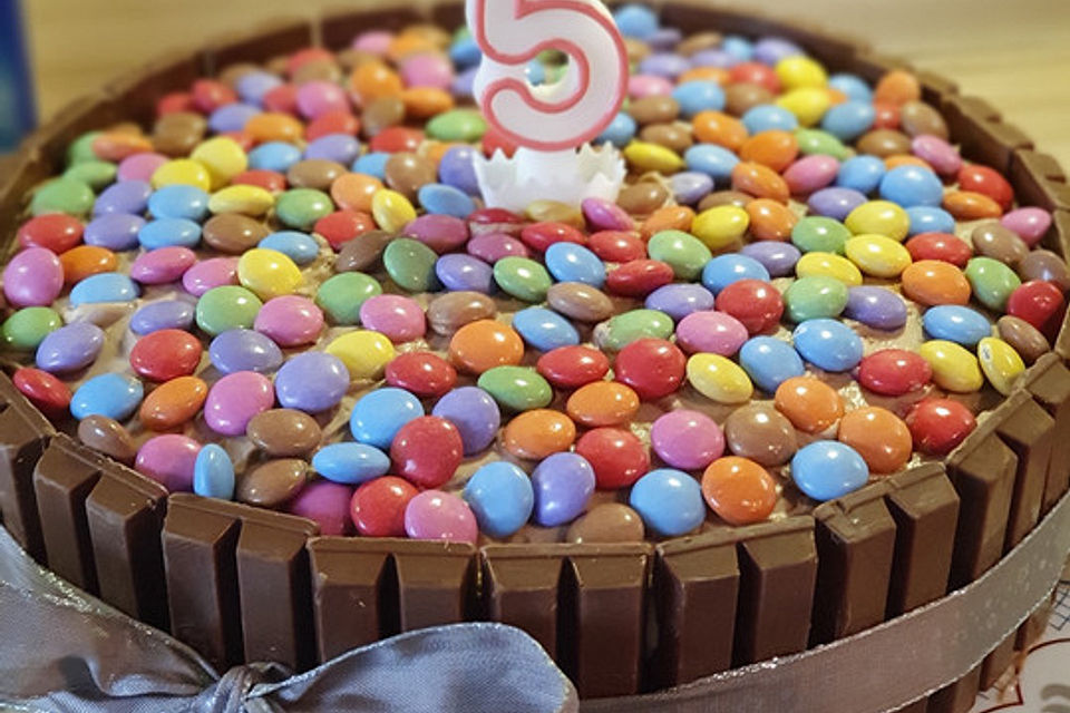 KitKat-Torte mit bunten Smarties