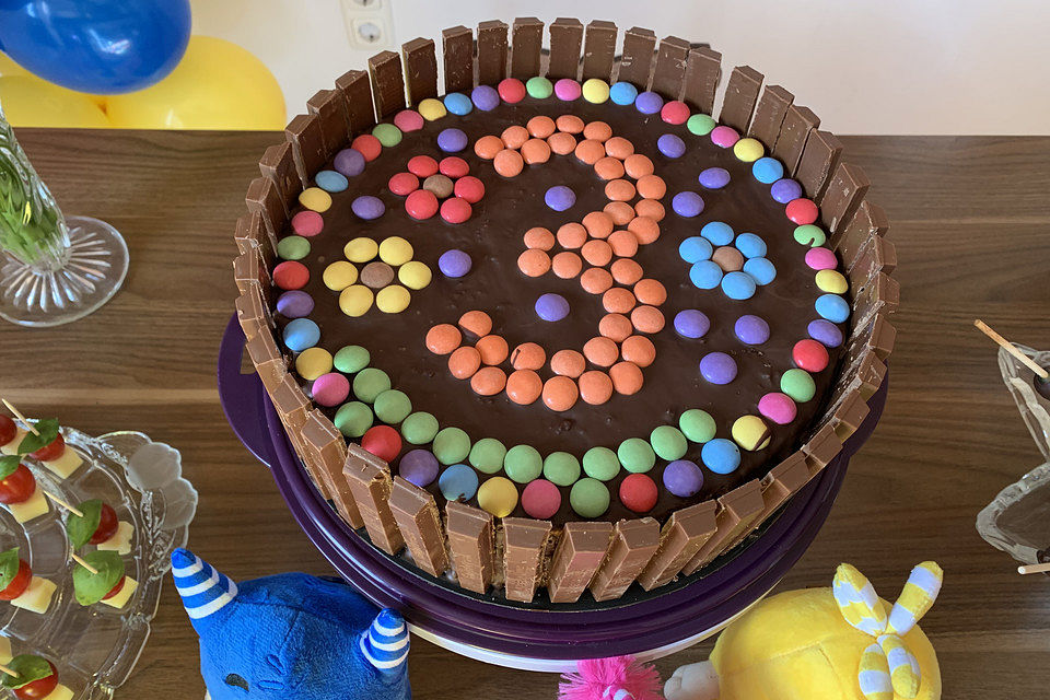 KitKat-Torte mit bunten Smarties