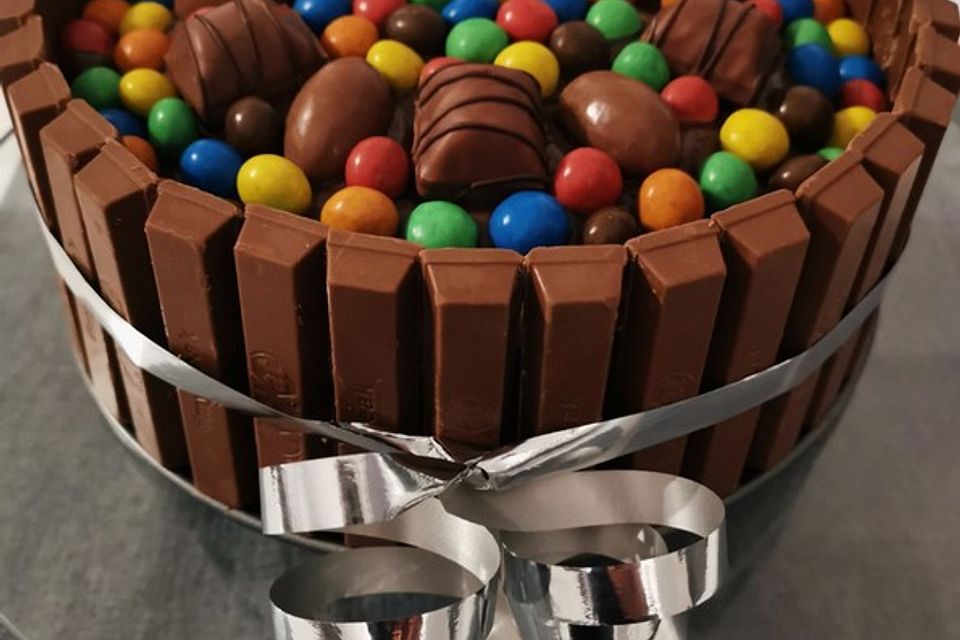 KitKat-Torte mit bunten Smarties