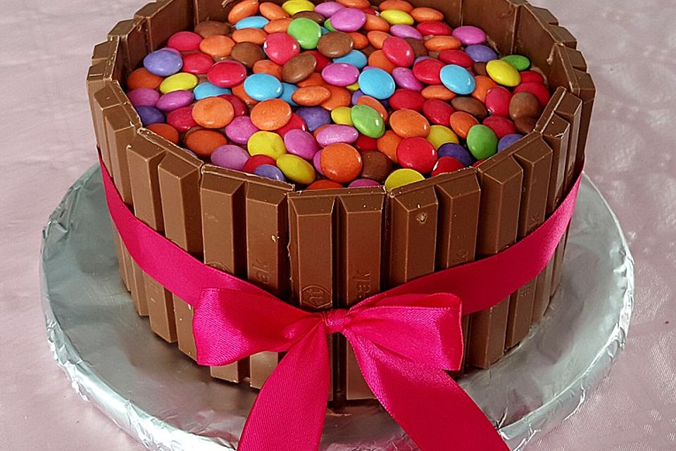 KitKat-Torte mit bunten Smarties