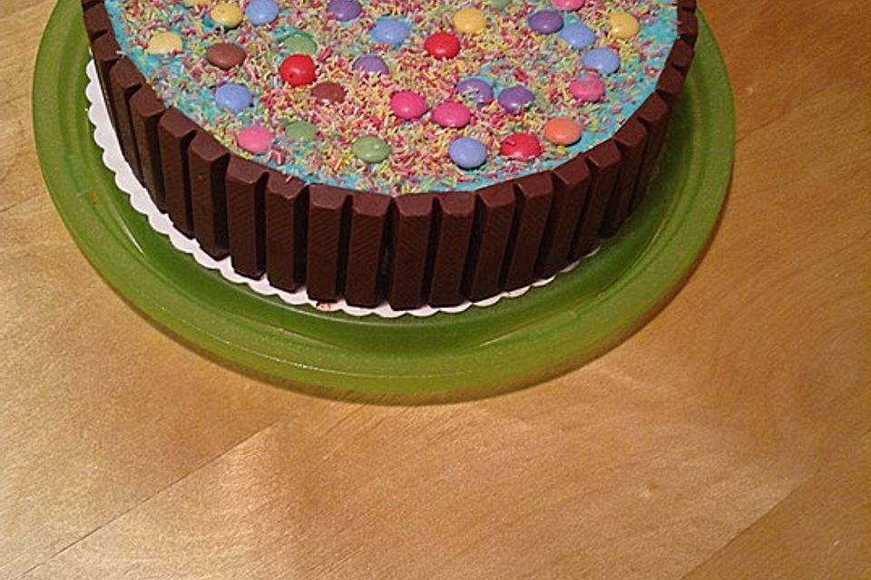 KitKat-Torte mit bunten Smarties