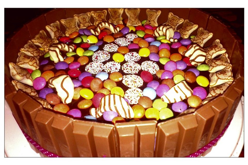 KitKat-Torte mit bunten Smarties