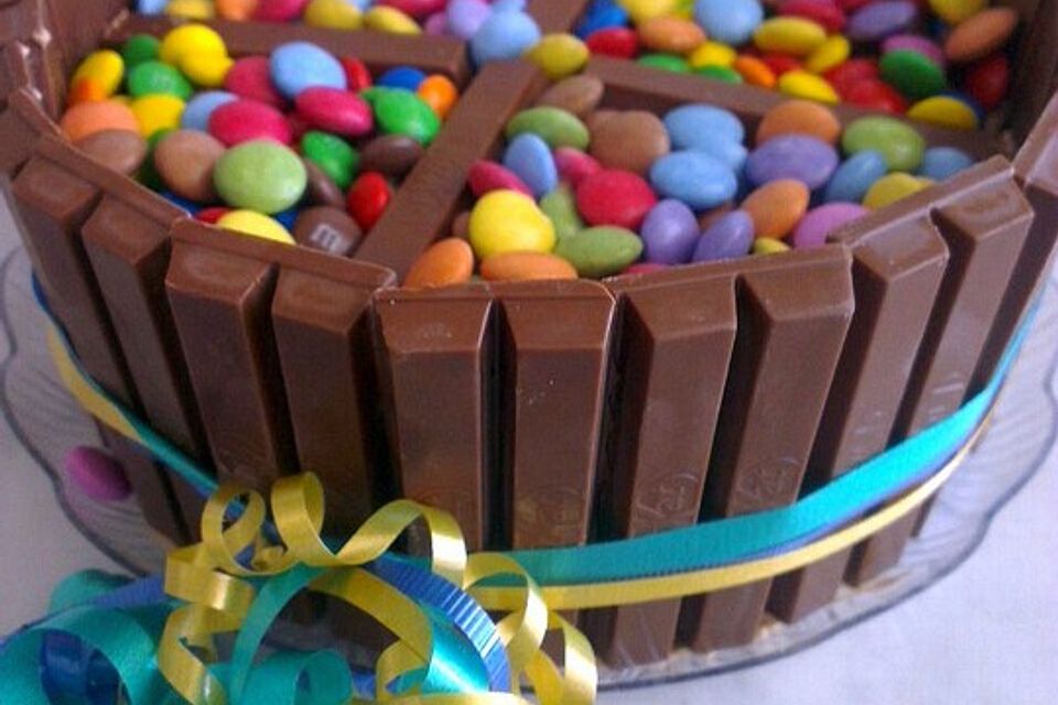 KitKat-Torte mit bunten Smarties