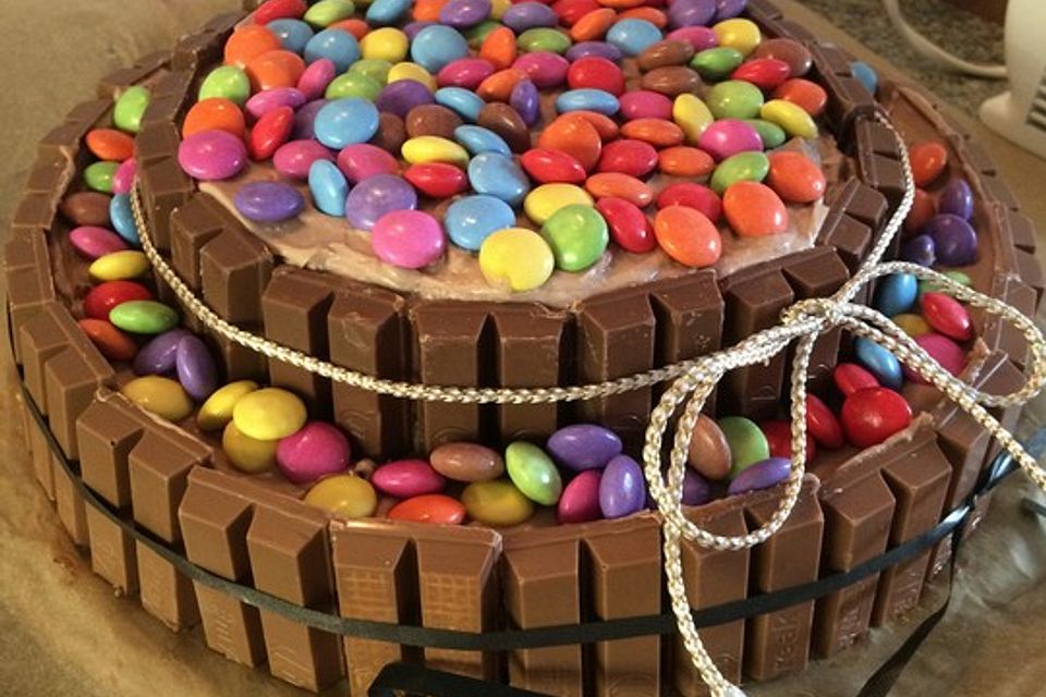 KitKat-Torte mit bunten Smarties