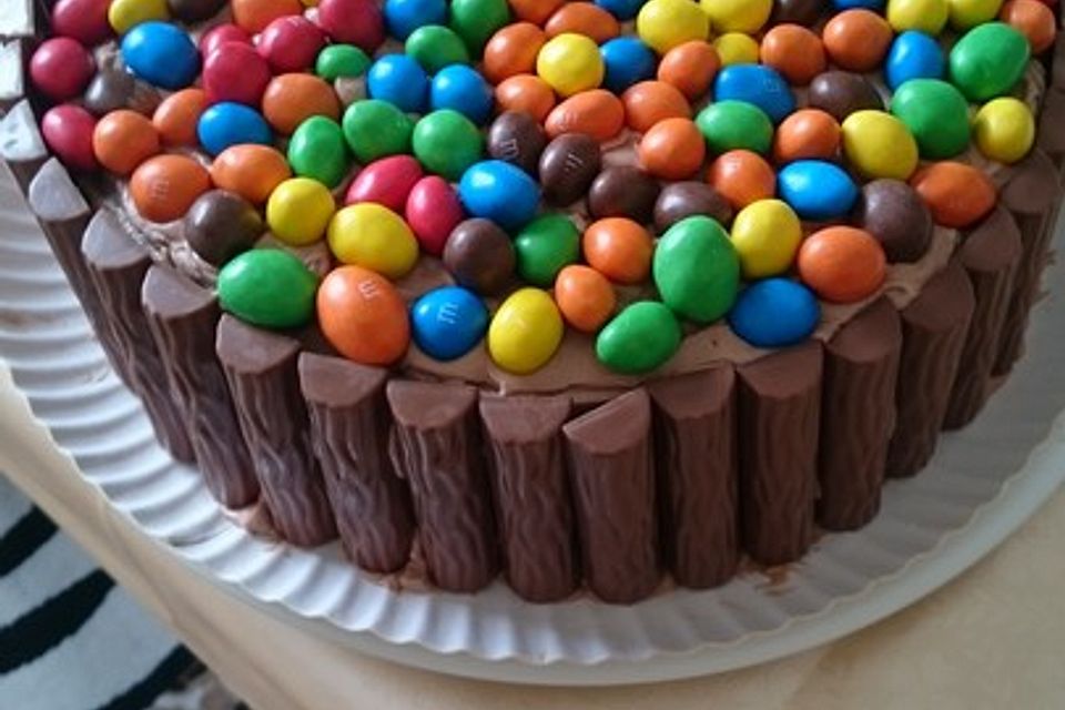 KitKat-Torte mit bunten Smarties