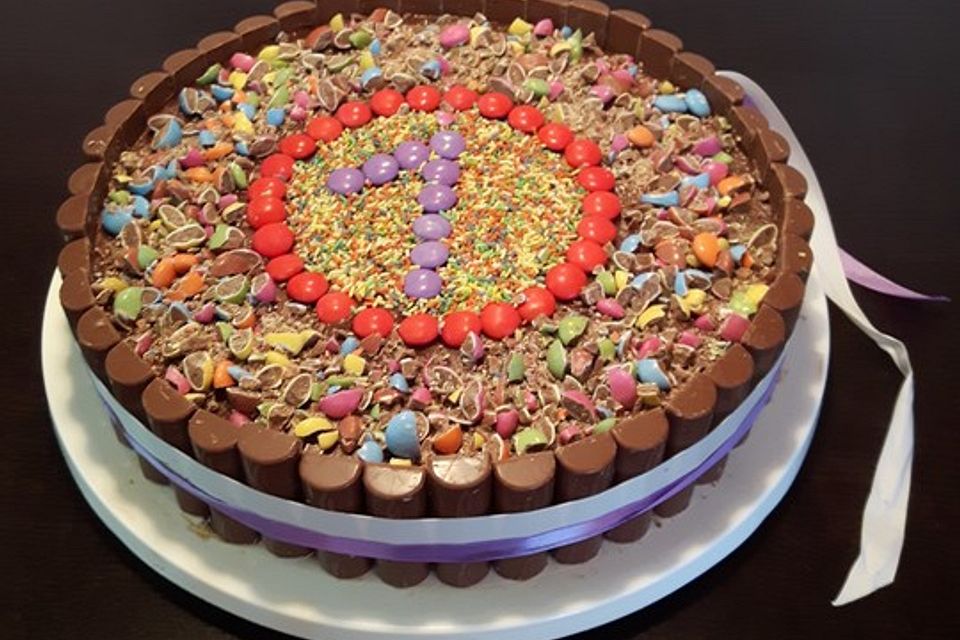 KitKat-Torte mit bunten Smarties