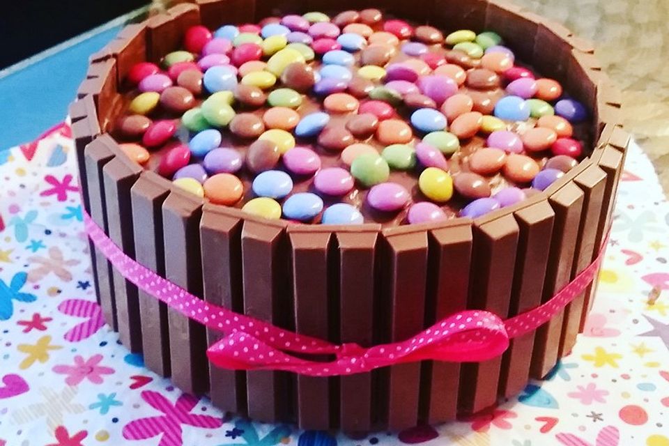 KitKat-Torte mit bunten Smarties