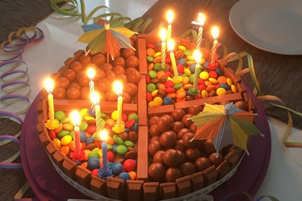 KitKat-Torte mit bunten Smarties