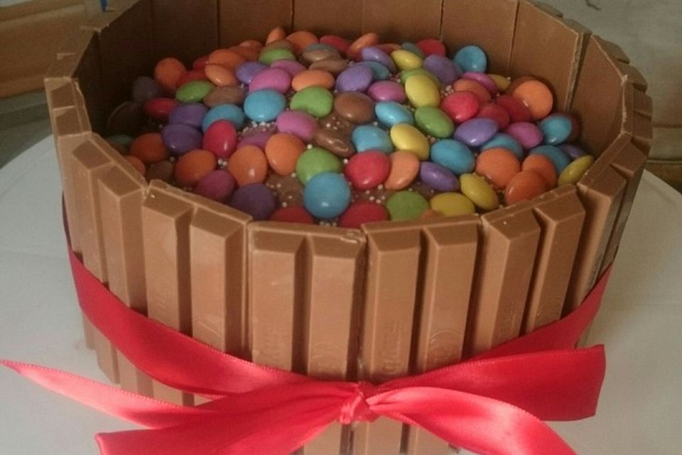 KitKat-Torte mit bunten Smarties