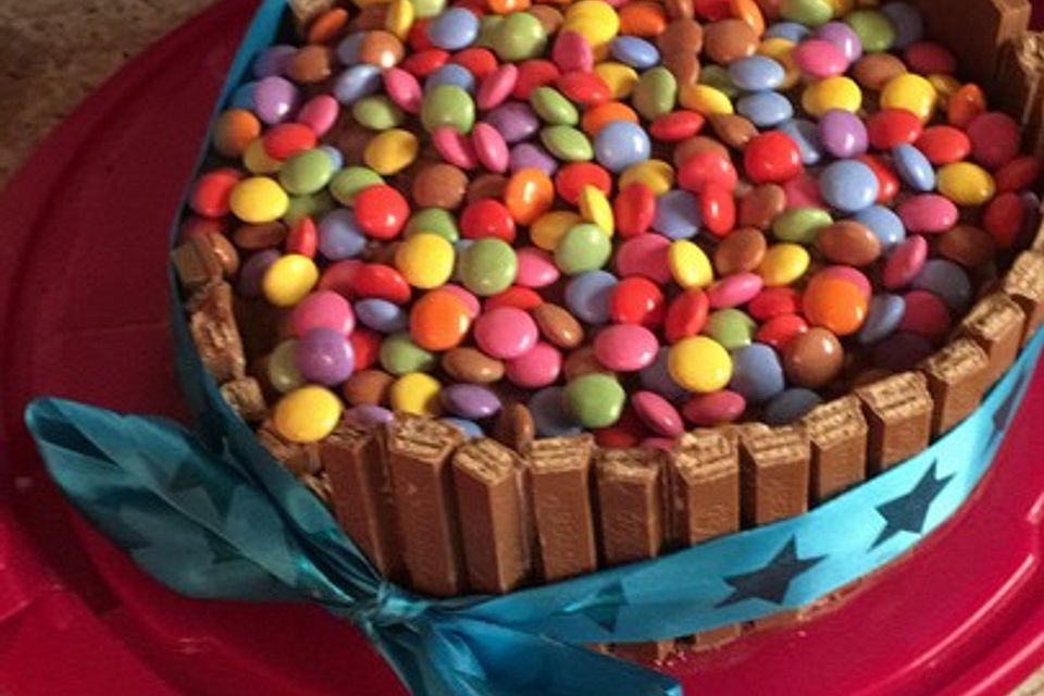 KitKat-Torte mit bunten Smarties