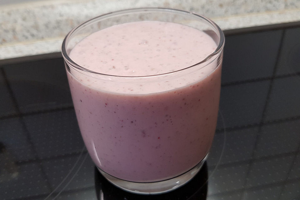 Joghurt-Quark-Smoothie mit Erdbeeren und Bananen