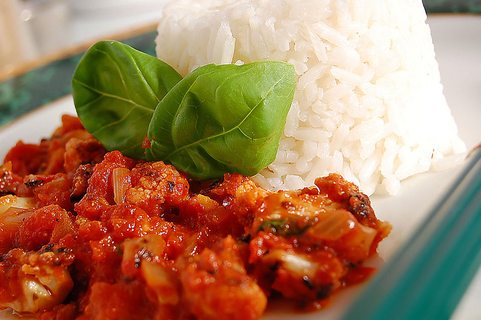 Gebratener Blumenkohl mit scharfer Tomatensauce