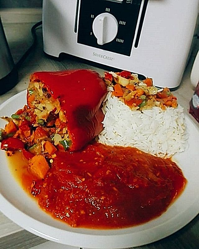 Vegan gefüllte Paprika mit Tomatensoße und Gemüsebett