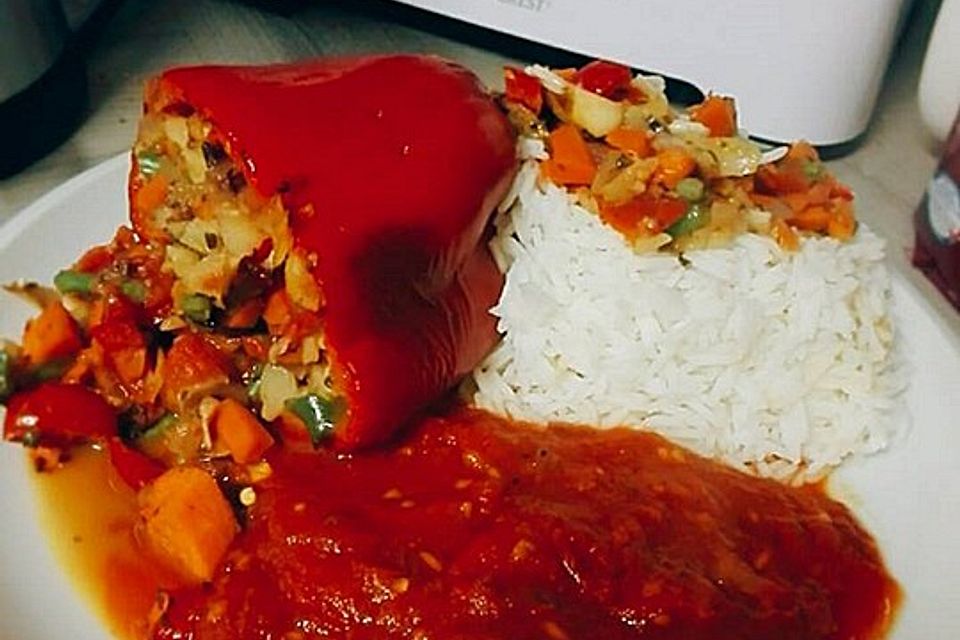 Vegan gefüllte Paprika mit Tomatensoße und Gemüsebett