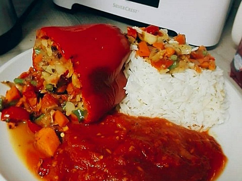 Vegan gefüllte Paprika mit Tomatensoße und Gemüsebett von Islanzady ...