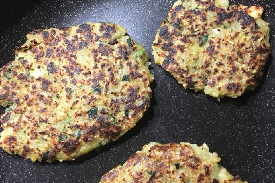 krümeltigers Kartoffel-Kichererbsen-Puffer mit Zucchinigemüse