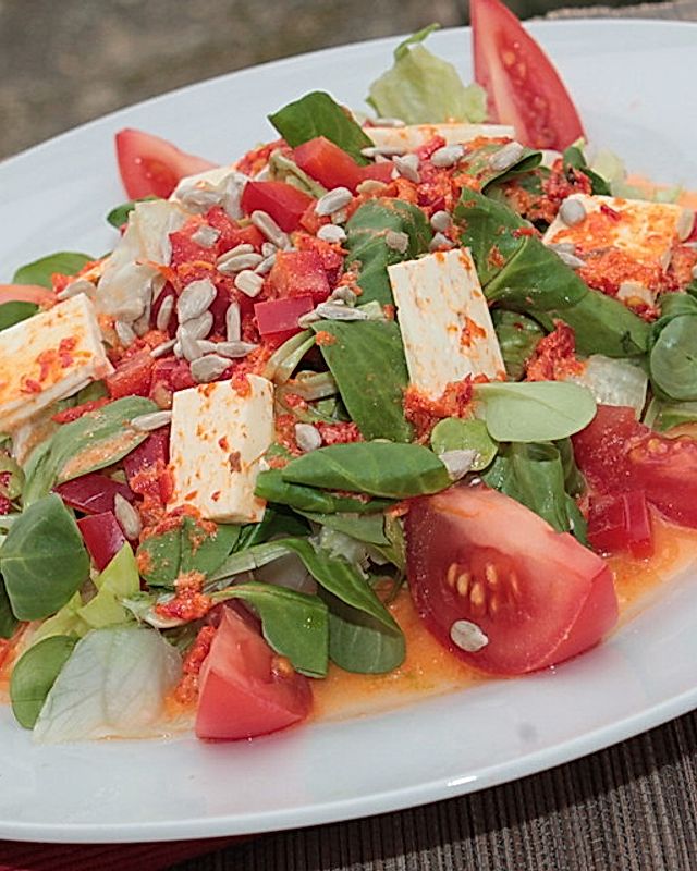 Feldsalat-Eisbergsalat mit Feta, Tomate und Paprika in Ajvardressing und mit Sonnenblumenkernen