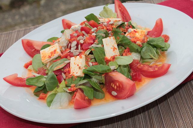 Feldsalat-Eisbergsalat mit Feta, Tomate und Paprika in Ajvardressing ...