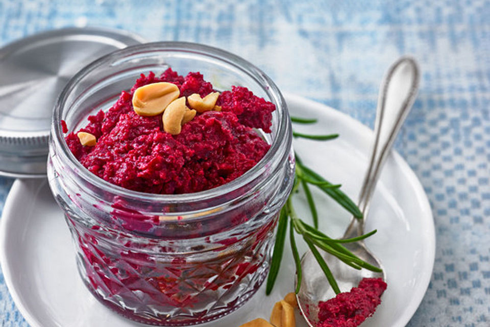 Rote Bete Pesto mit gerösteten Erdnüssen