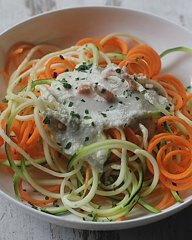 Rohkost Möhren-Zucchini-Spaghetti mit Cashewcreme
