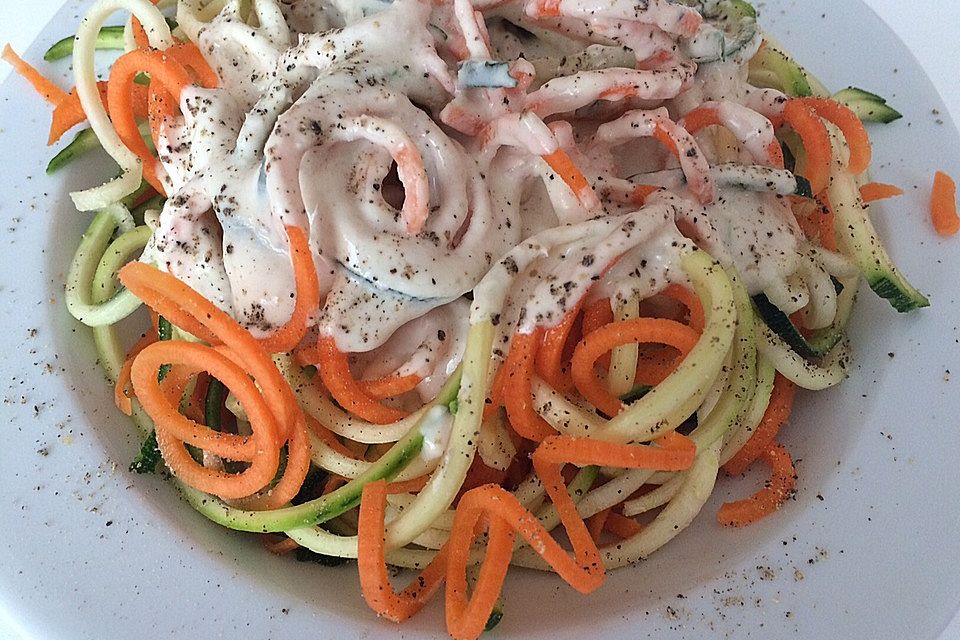 Rohkost Möhren-Zucchini-Spaghetti mit Cashewcreme