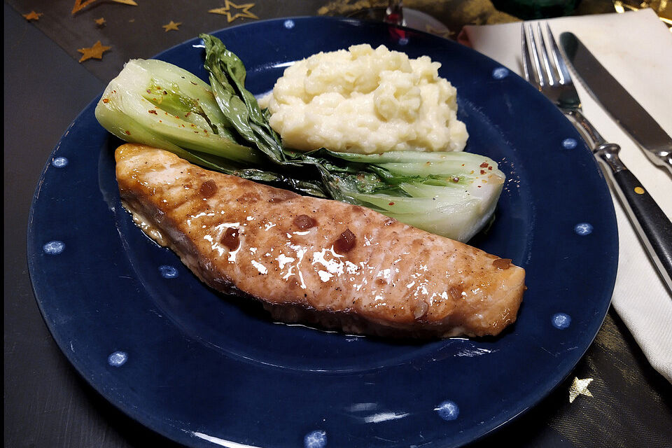 Lachsfilet in Orangen-Sojasauce mariniert