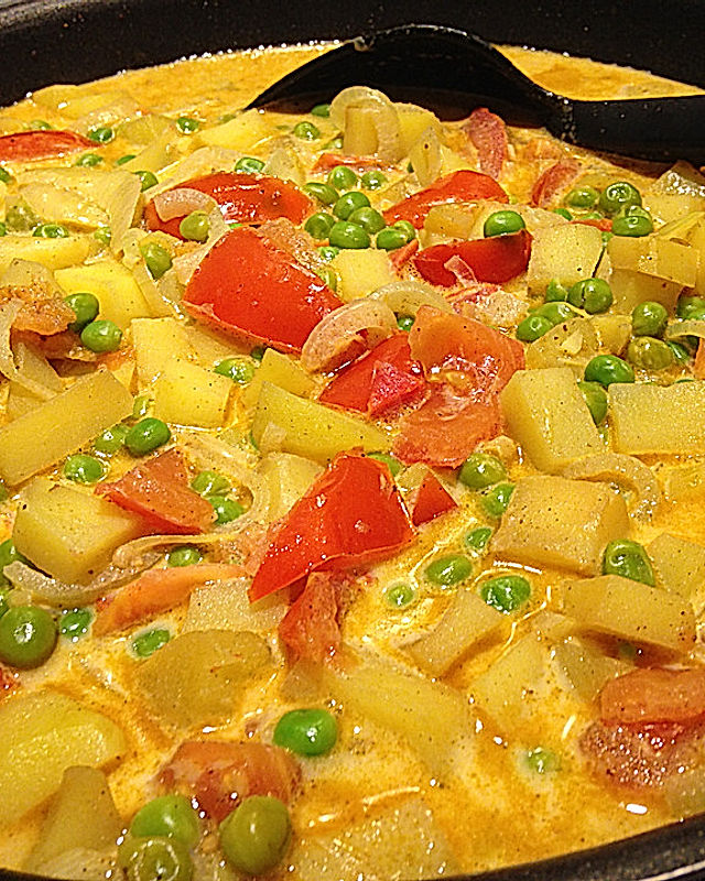 Kartoffelcurry mit Erbsen und Tomaten