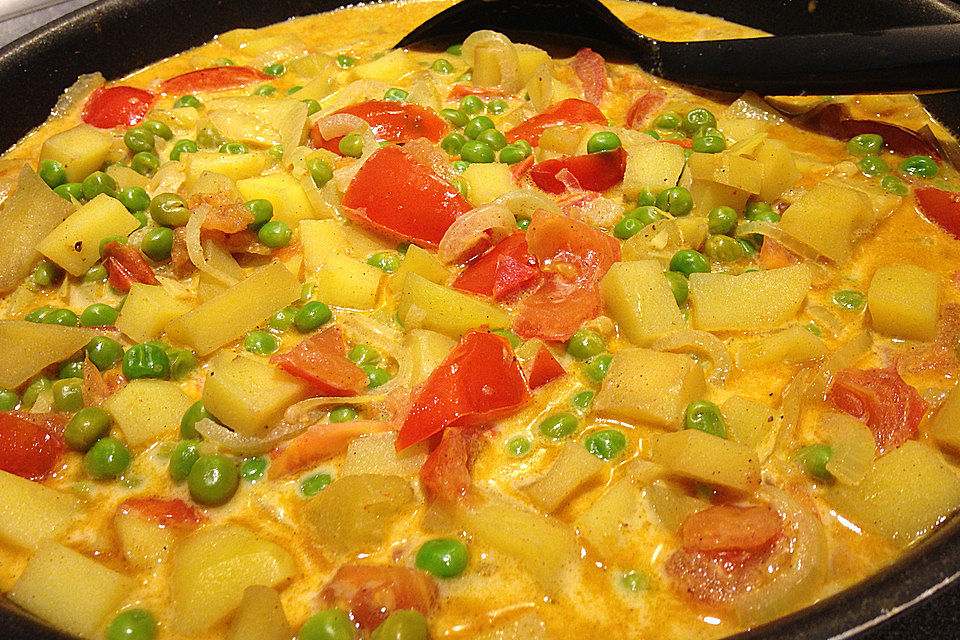 Kartoffelcurry mit Erbsen und Tomaten