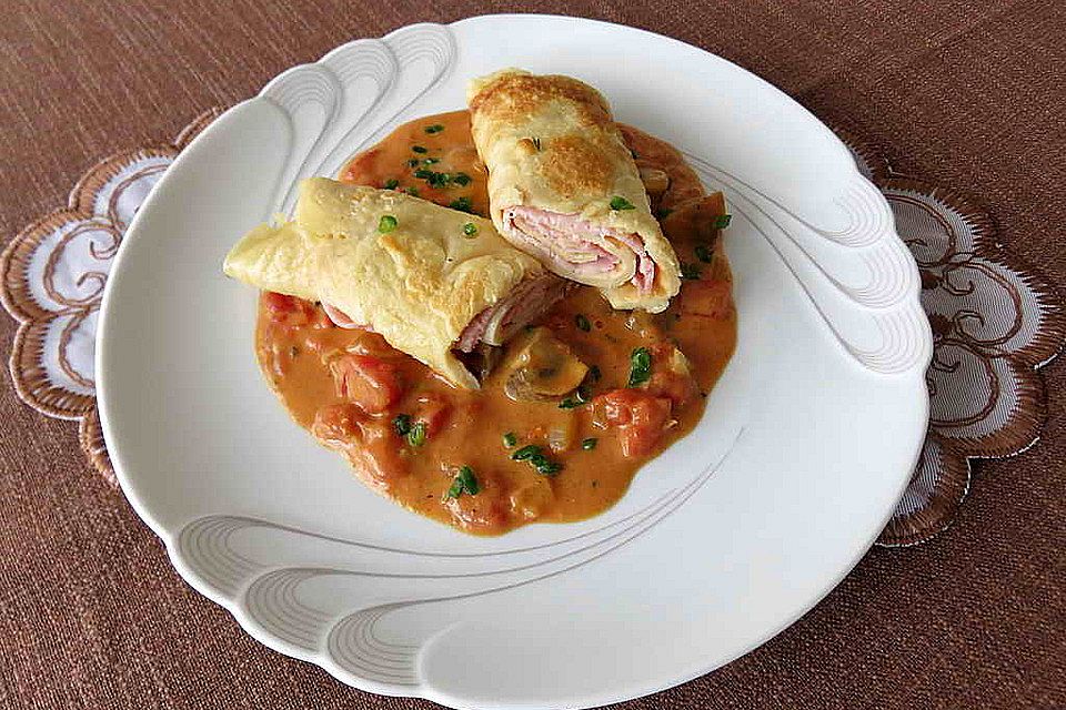 Schinkenpfannkuchen mit Tomaten-Pilz-Rahm-Sauce