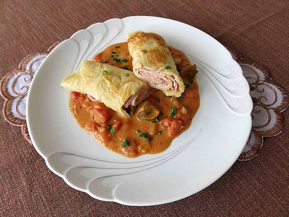 Schinkenpfannkuchen mit Tomaten-Pilz-Rahm-Sauce von Juulee| Chefkoch