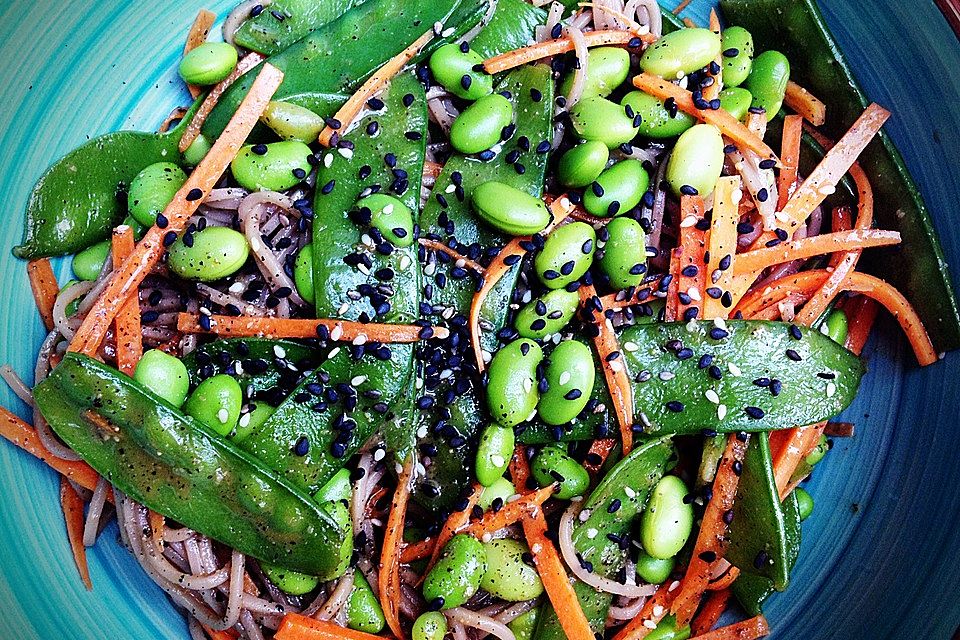 Warmer Sobanudelsalat mit Ingwer-Sesam-Dressing Warmer Sobanudelsalat mit Ingwer-Sesam-Dressing