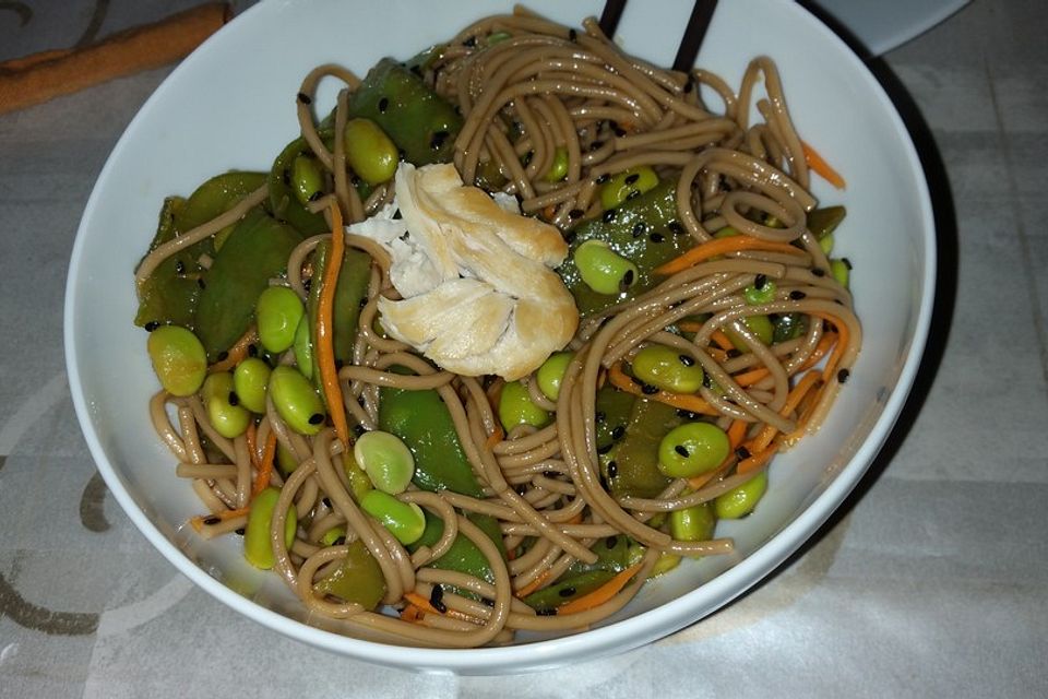 Warmer Sobanudelsalat mit Ingwer-Sesam-Dressing Warmer Sobanudelsalat mit Ingwer-Sesam-Dressing