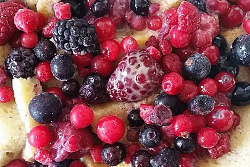 French Toast-Auflauf mit Beeren